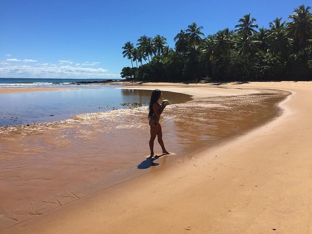 De férias na Bahia, Aline Riscado posa de biquíni em praia