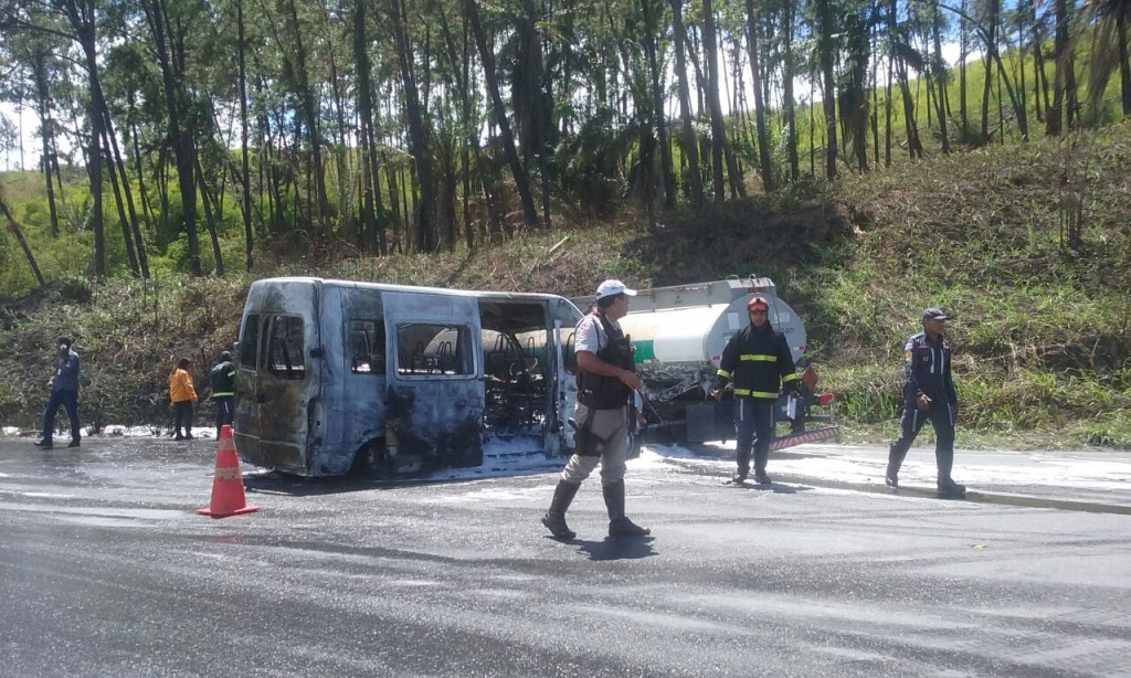 São Francisco do Conde: Carreta e van pegam fogo após acidente na BA-523