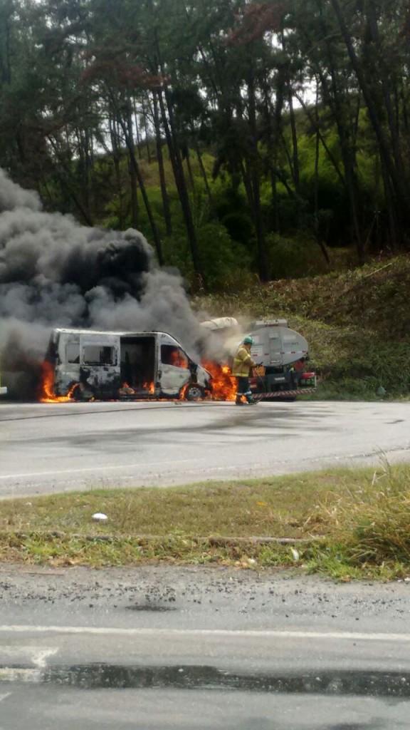 São Francisco do Conde: Carreta e van pegam fogo após acidente na BA-523